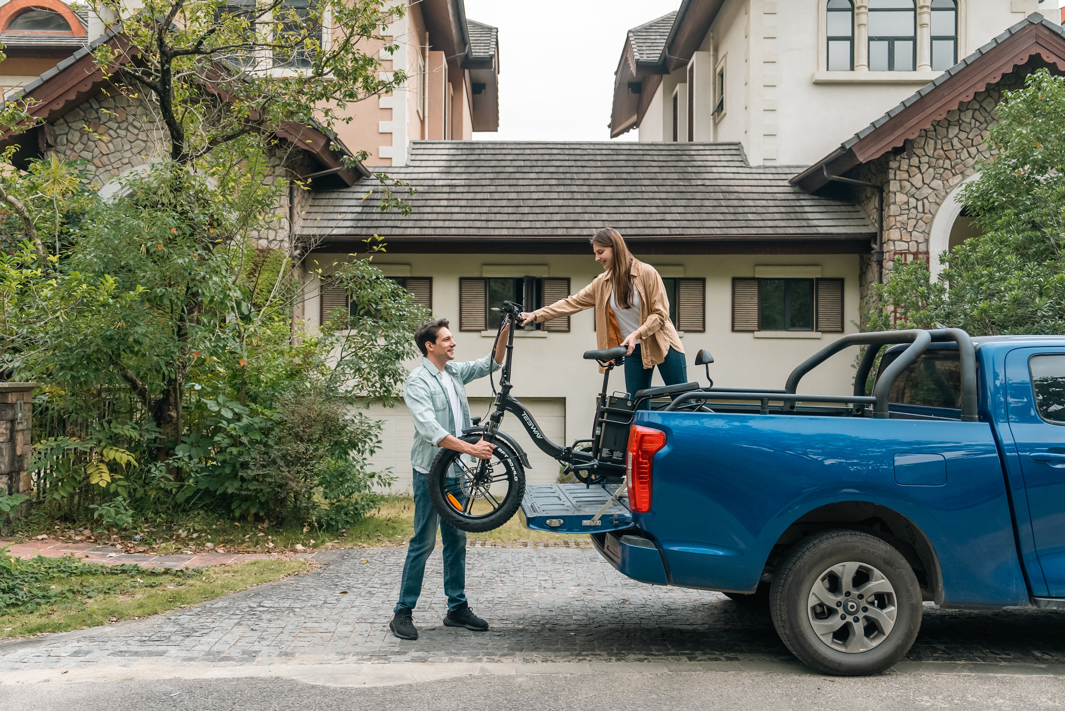 Man and wife travel with Tesway folding ebike X5